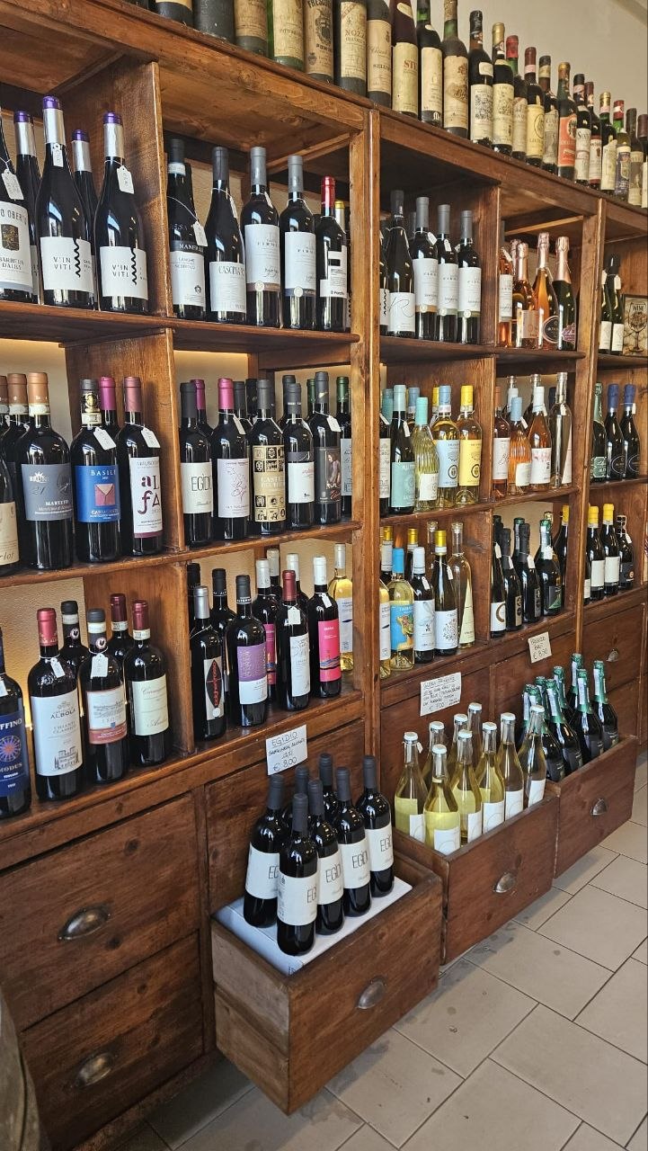 Bottiglie di vino toscano selezionate nell'enoteca VINITO di Calenzano, vicino Firenze e Prato