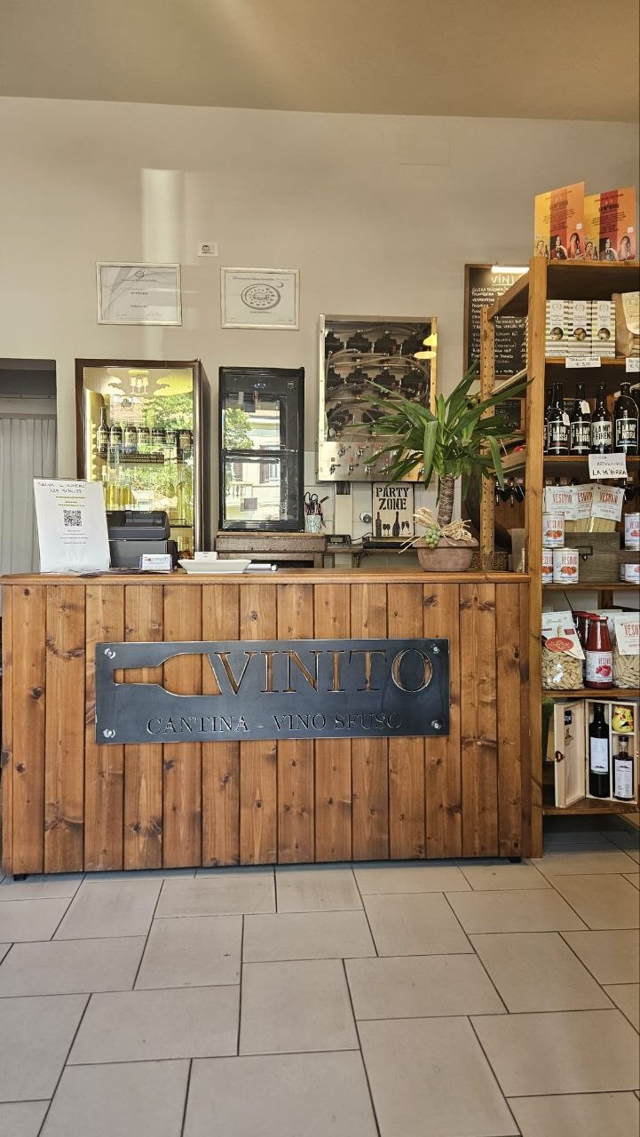 Bancone della cantina VINITO, vendita di vino sfuso e in bottiglia a Calenzano (Firenze)