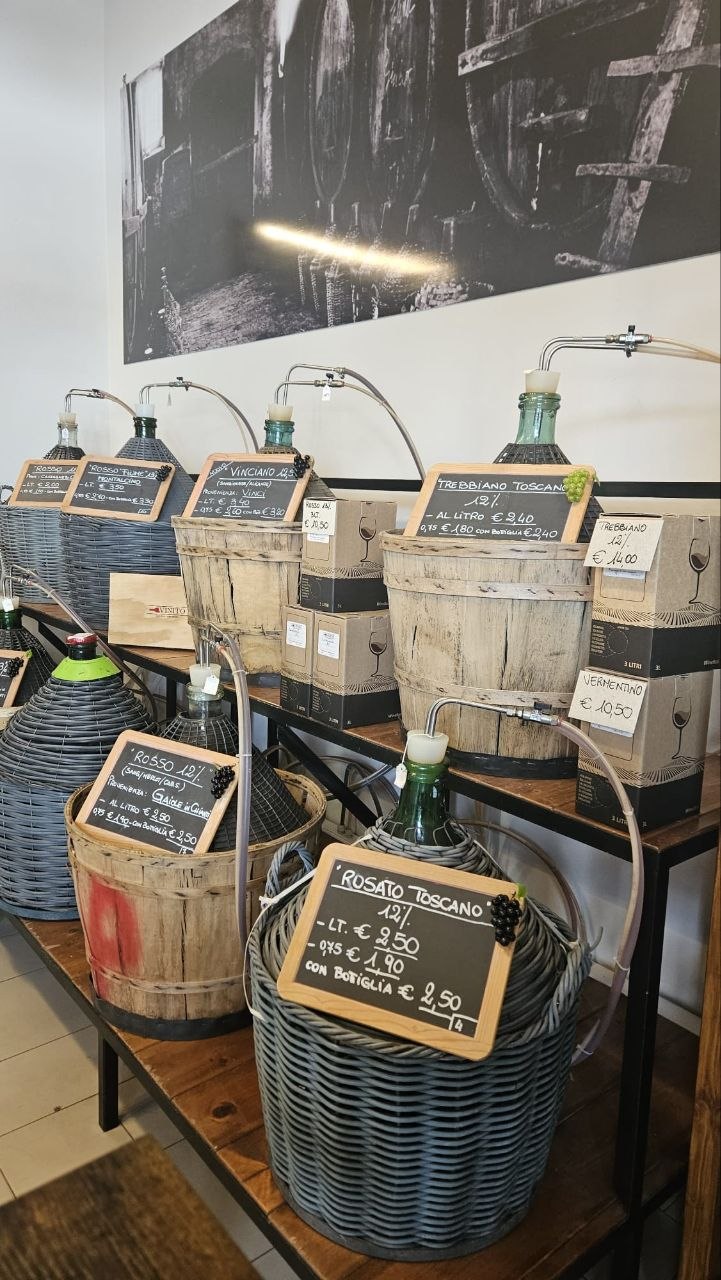 Damigiane di vino sfuso toscano nella cantina VINITO in Via Puccini 237 a Calenzano (Firenze)